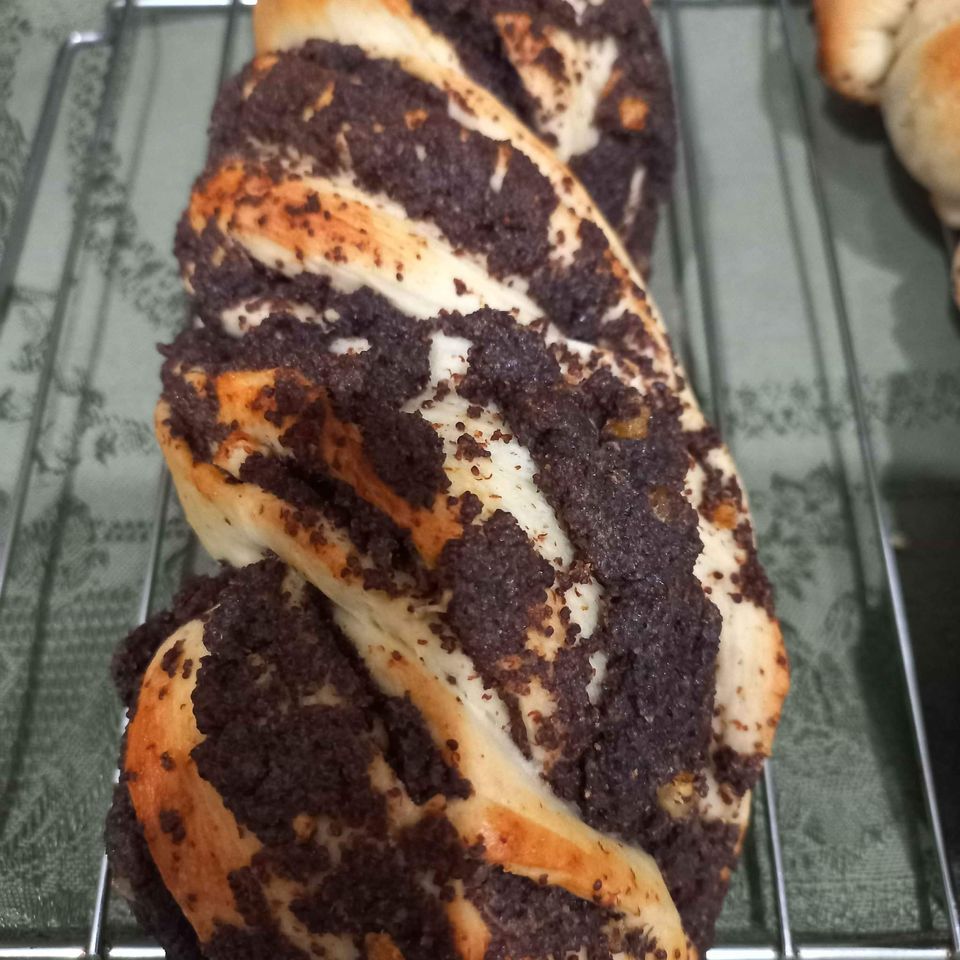 Poppy seeds roll