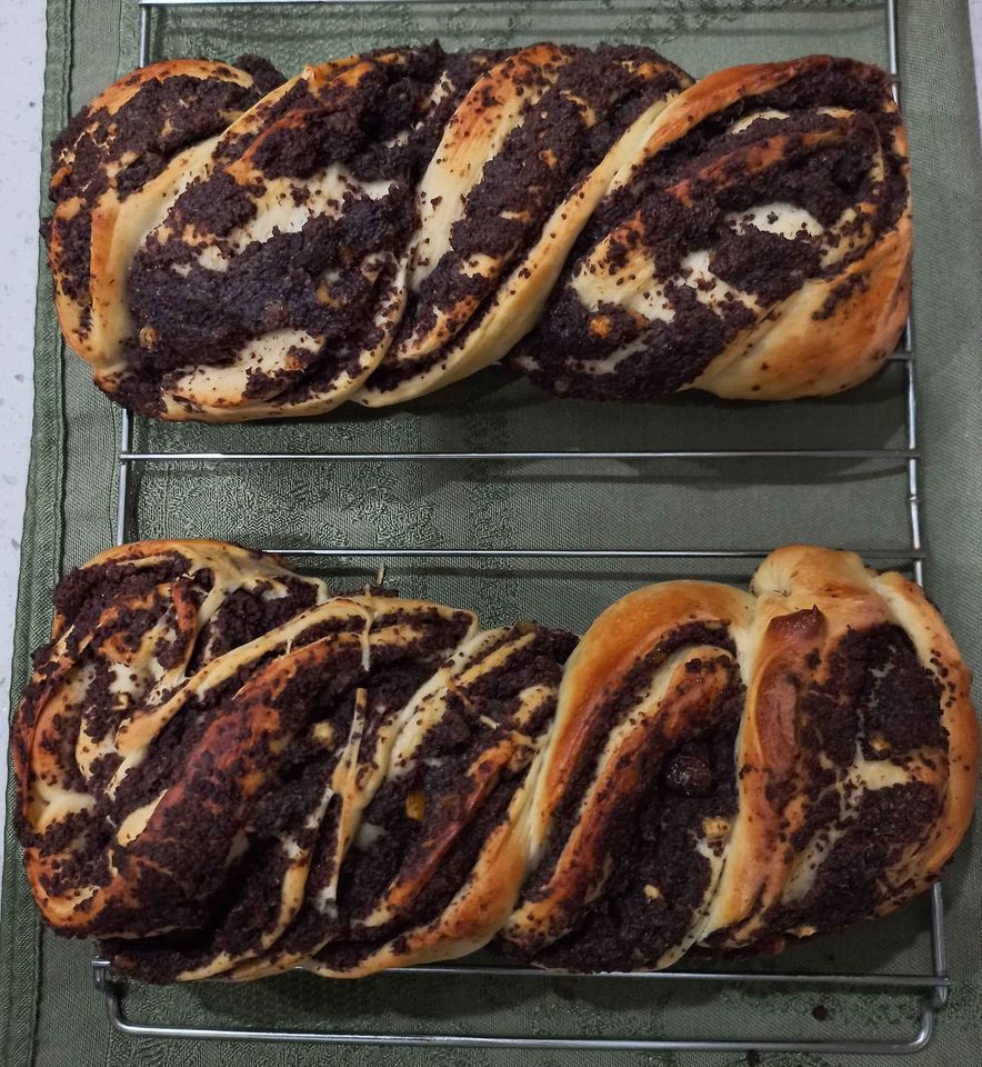 Poppy seeds roll