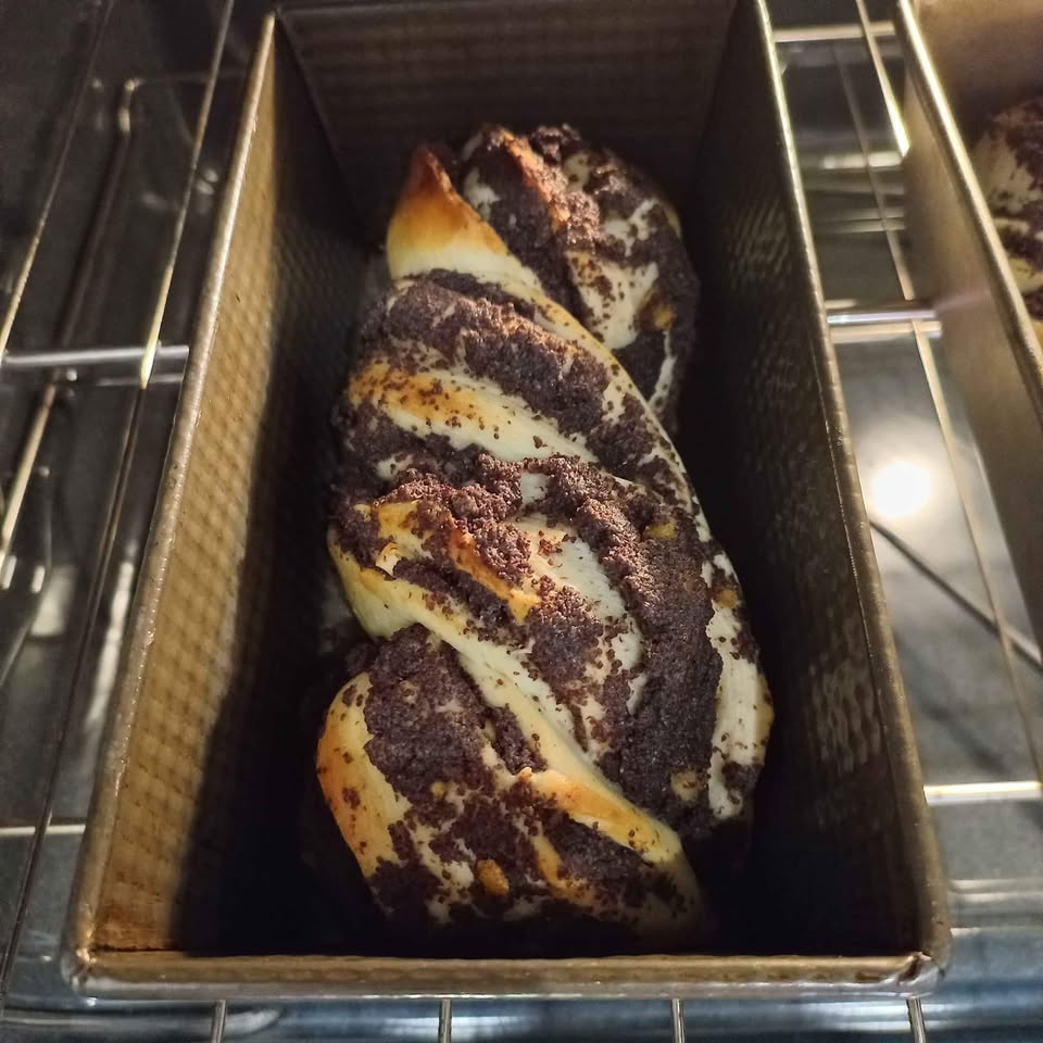 Poppy seeds roll